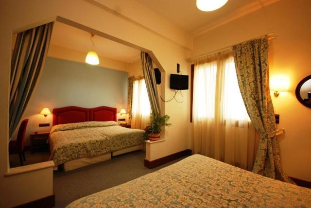 Hotel Elvetia Karpenísion Стая снимка