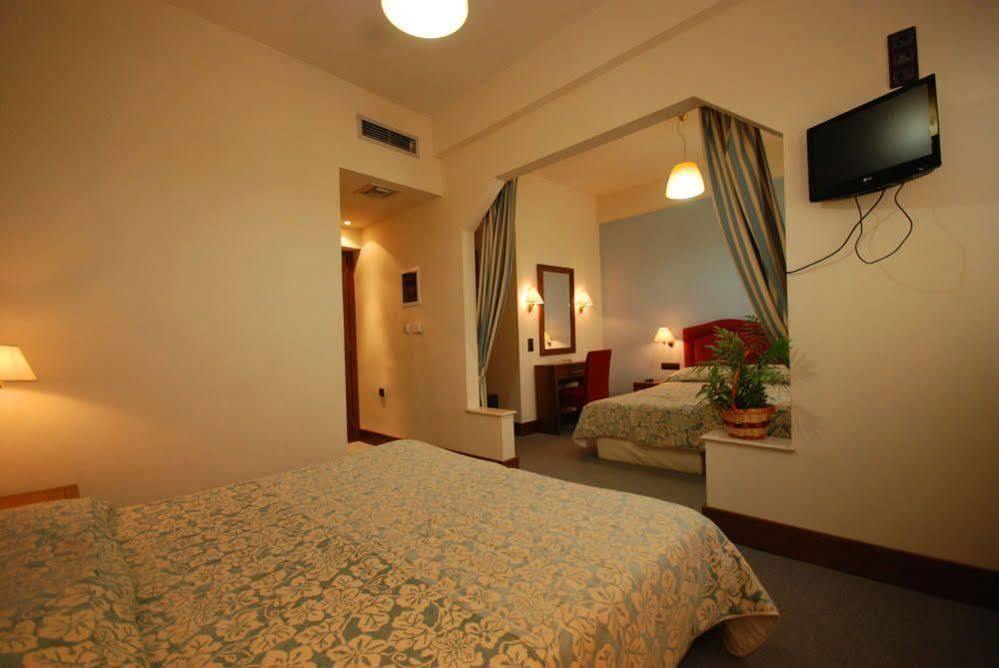 Hotel Elvetia Karpenísion Екстериор снимка